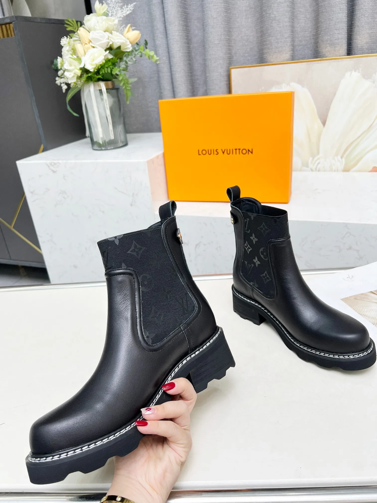 👟👟Ex-factory price 560👟👟Louis Vuitton 2024 autumn and winter high-end customization, major celebrity and Internet celebrity catwalk style, century-old classic, exquisite craftsmanship, comfortable on the feet. This LV Beaubourg ankle boot has a smooth calf leather body with handsome style and soft elements, and the Monogram patterned elastic side panel embodies the style of Chelsea boots. Paired with a thick yet lightweight micro outsole. Dazzling studs, a Louis Vuitton embossed leather label and plain stitching around the welt add to the sophisticated details. Fabric: Full-grain cowhide Lining: Cowhide Color: Black Brown Code number 35 to 40 (41 and 42 can be customized and non-returnable) Bosses are welcome to make orders
